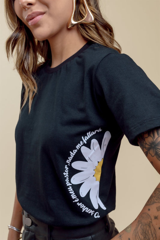 T-Shirt - O senhor é meu pastor (Flor Lateral) - Preto