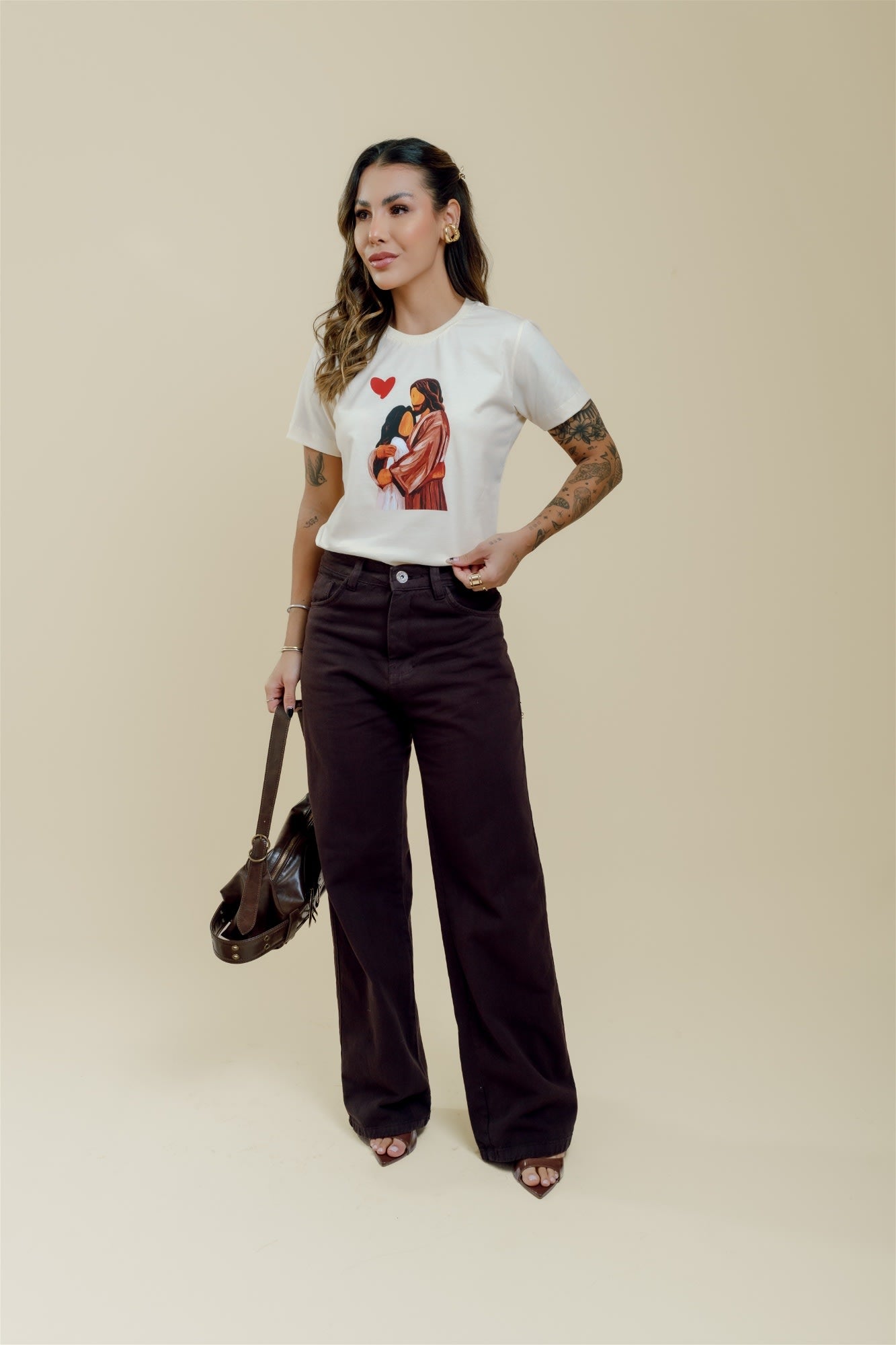 T-Shirt - Abraço de Jesus - Bege Claro