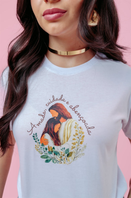 T-Shirt - Amada, cuidada e abençoada - Branco