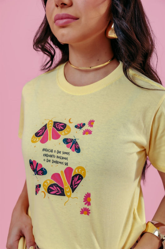 T-Shirt - Abraçar o que somos - Amarelo Bebê