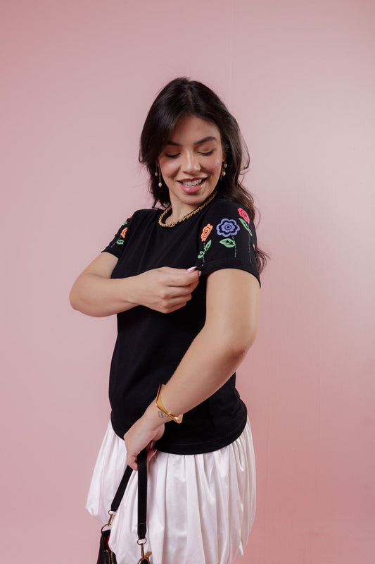 T-Shirt - Flores na manga - Preto