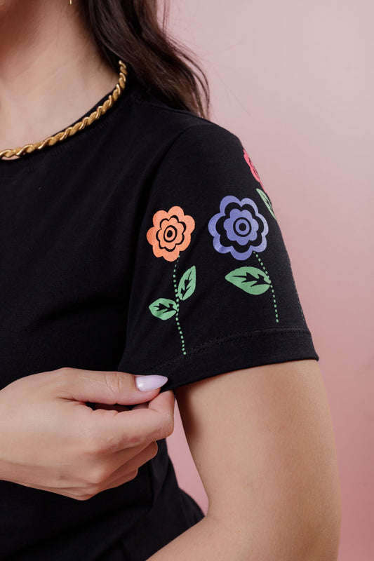 T-Shirt - Flores na manga - Preto