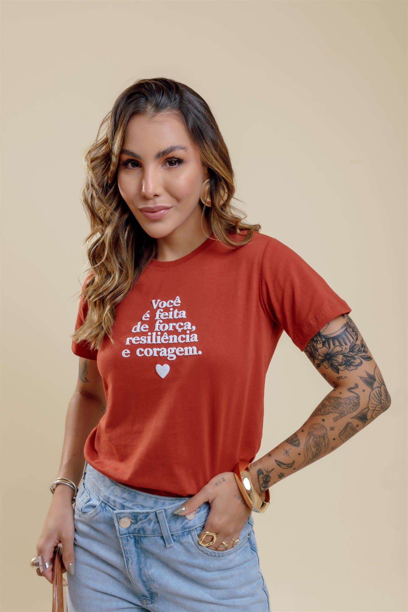 T-Shirt - Você é feita de força (Alto Relevo) - Terracota