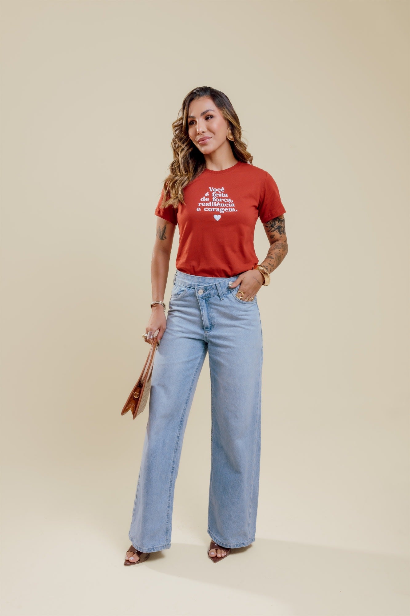 T-Shirt - Você é feita de força (Alto Relevo) - Terracota