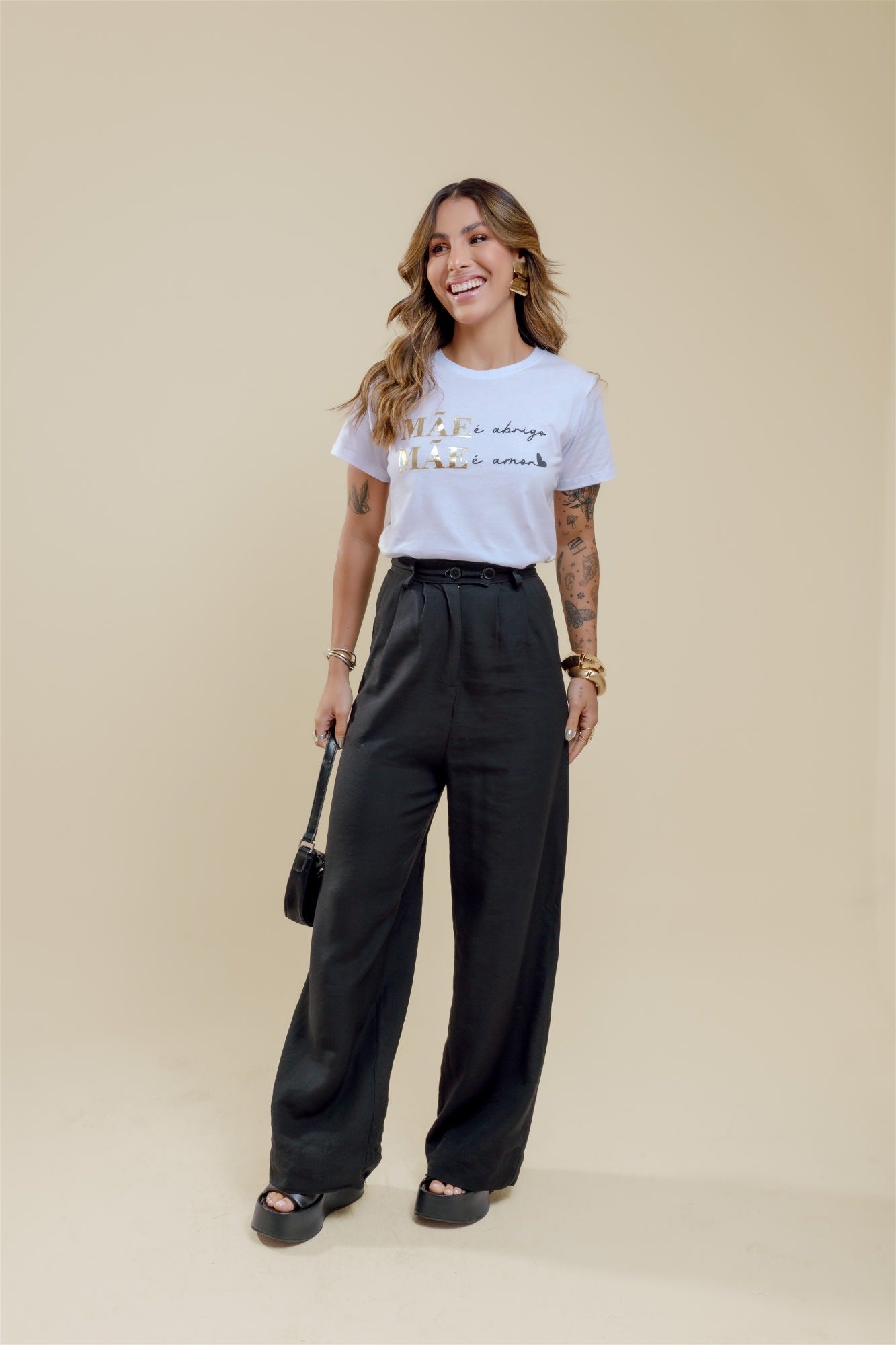 T-Shirt - Mãe é abrigo (Foil) - Branco