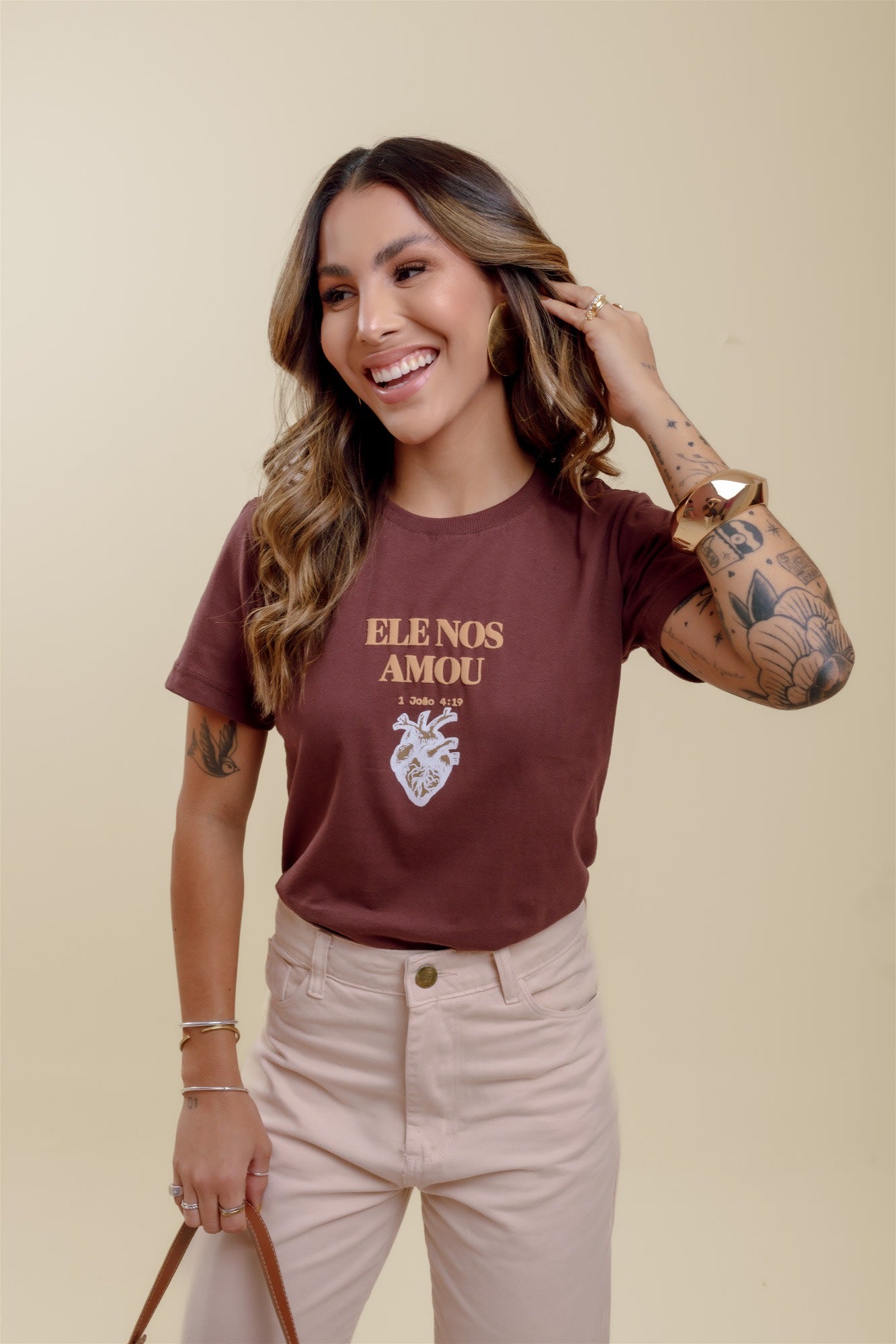 T-Shirt - Ele nos Amou (Alto Relevo) - Marrom