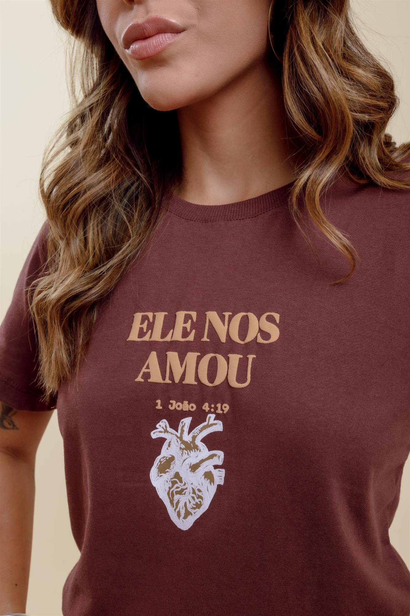 T-Shirt - Ele nos Amou (Alto Relevo) - Marrom