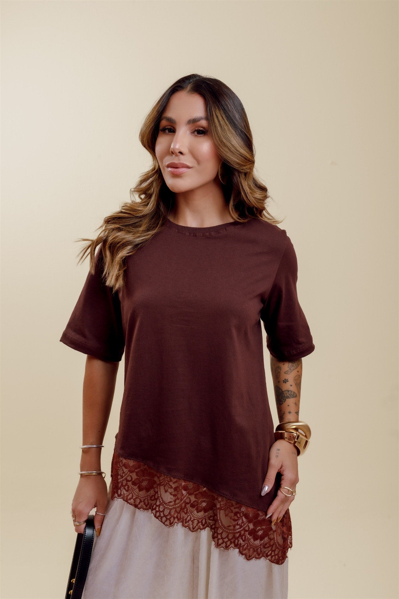 T-Shirt com Renda - Marrom