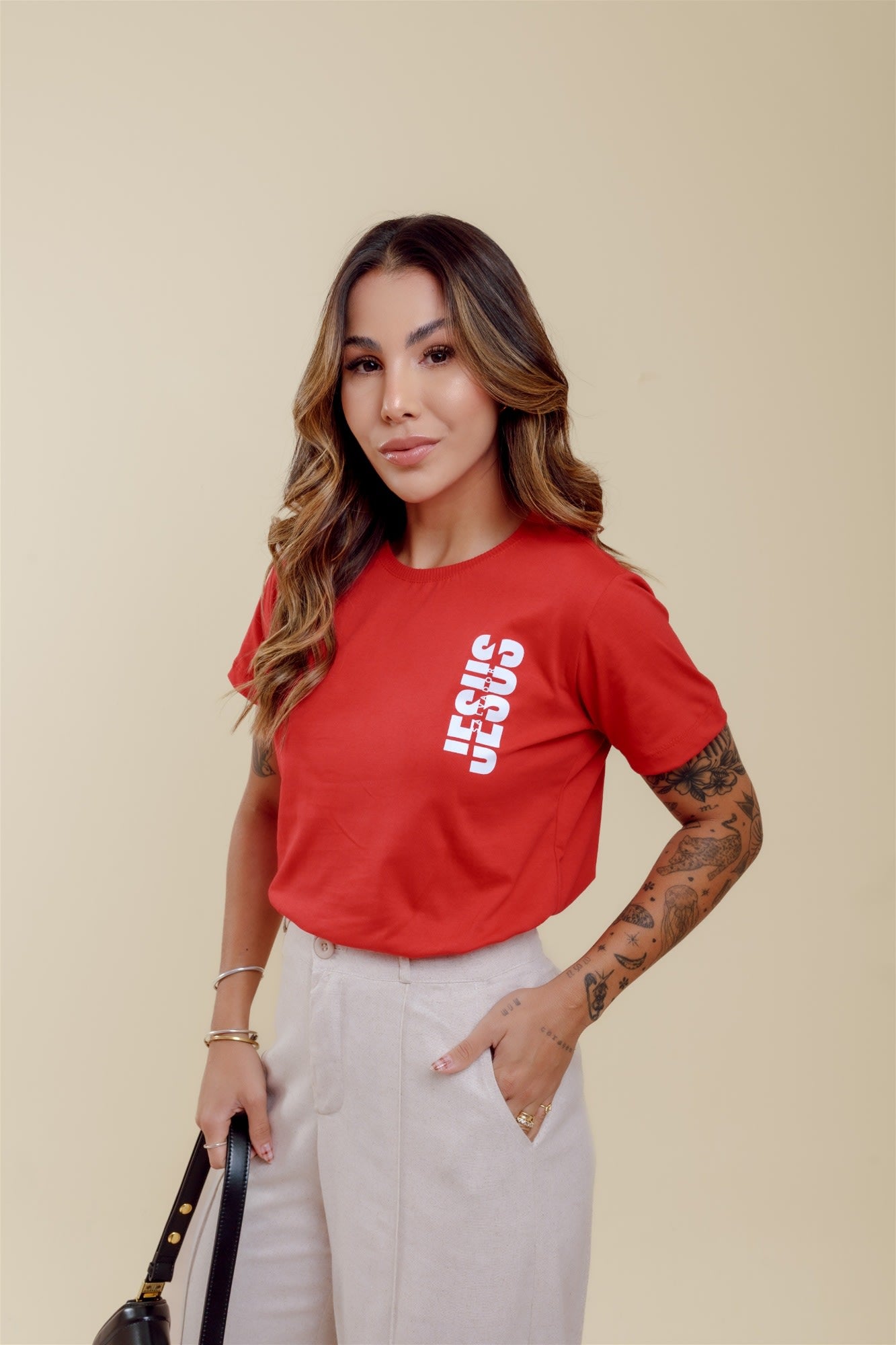 T-Shirt - Jesus Salvador (Bolsinho) - Vermelho