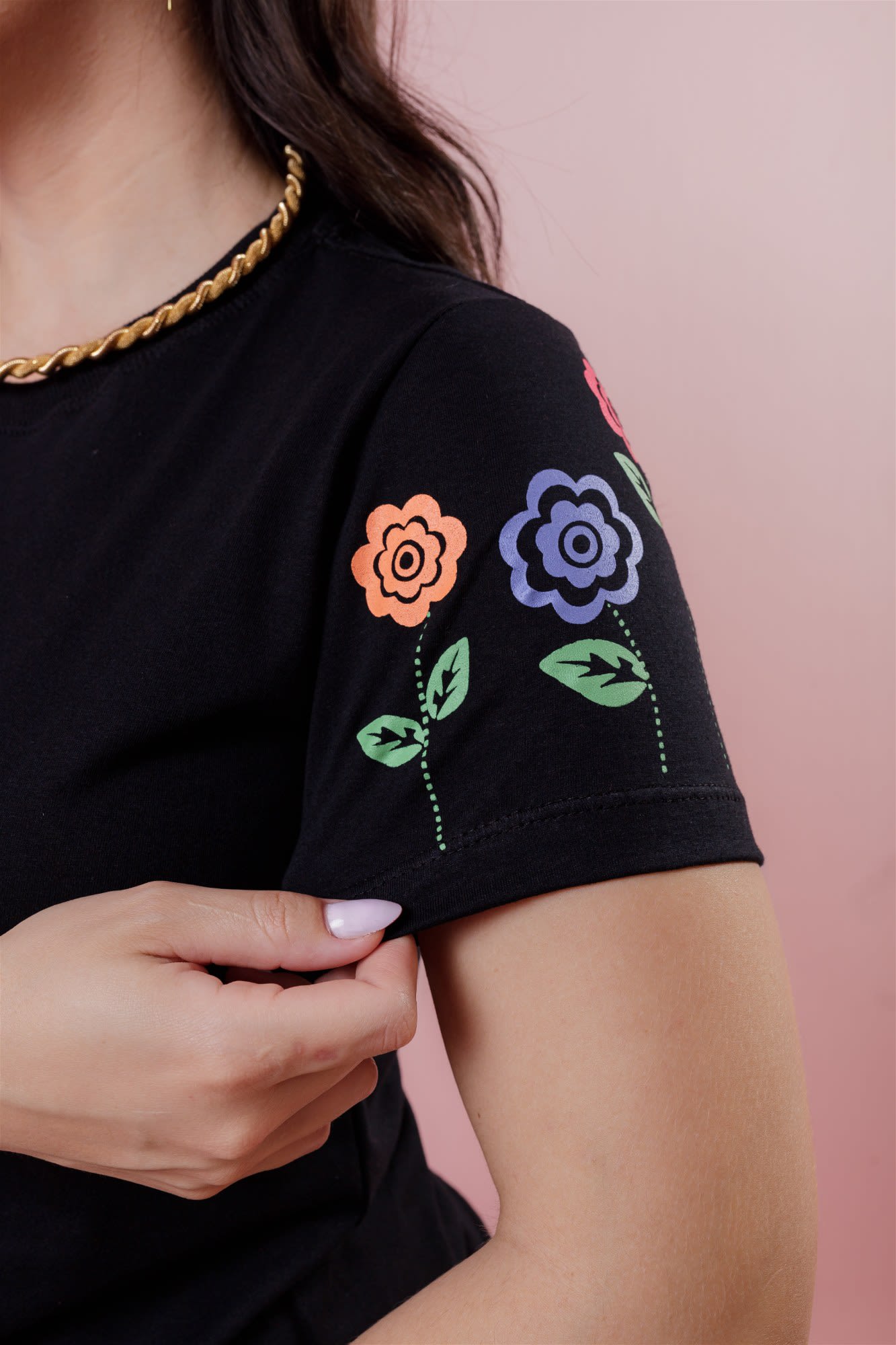 T-Shirt - Flores na manga - Preto