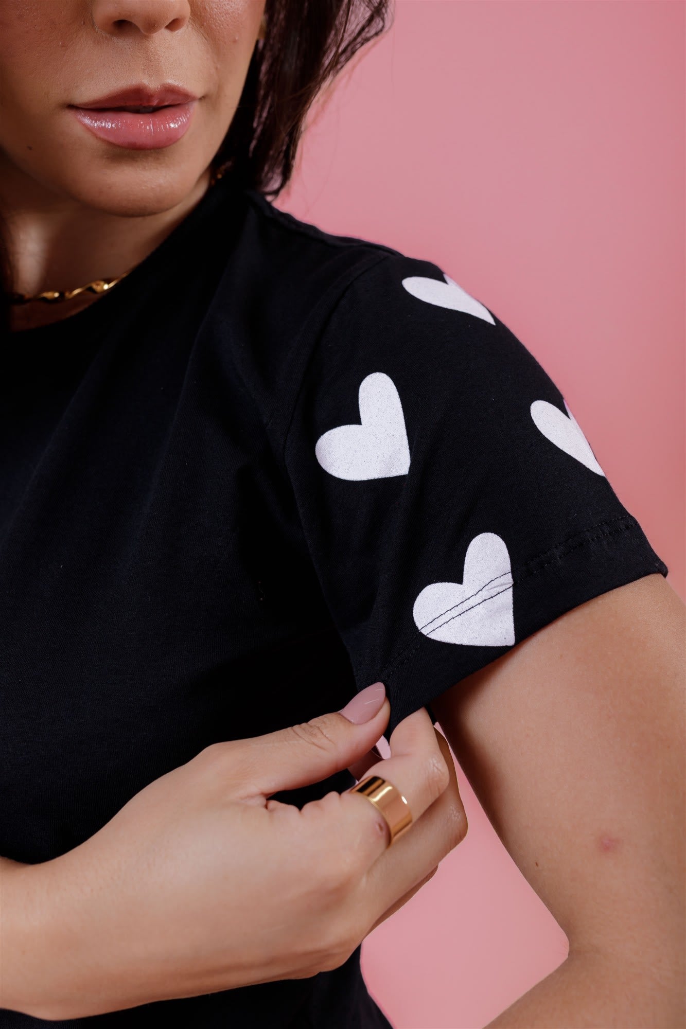 T-Shirt - Corações na manga - Preto