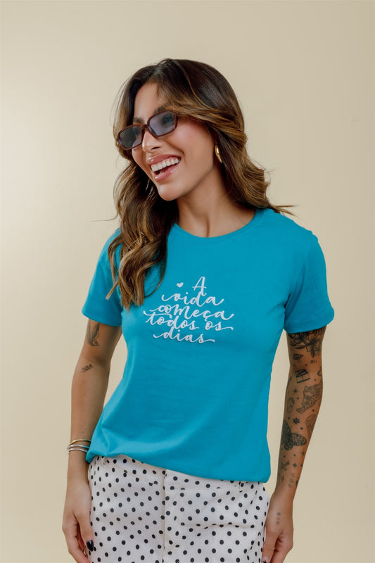 T-Shirt - A vida começa todos os dias (Alto Relevo) - Azul Turquesa