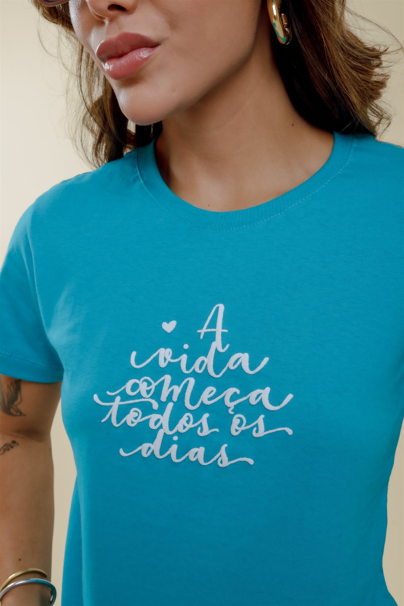 T-Shirt - A vida começa todos os dias (Alto Relevo) - Azul Turquesa