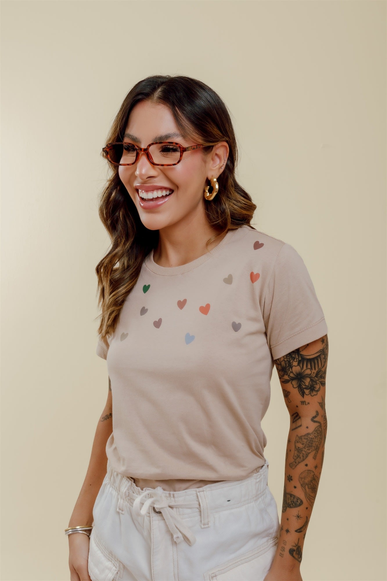 T-Shirt - Corações Coloridos na Gola - Bege Claro