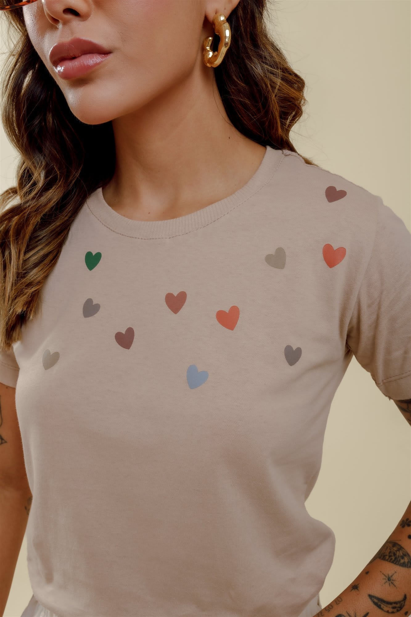 T-Shirt - Corações Coloridos na Gola - Bege Claro