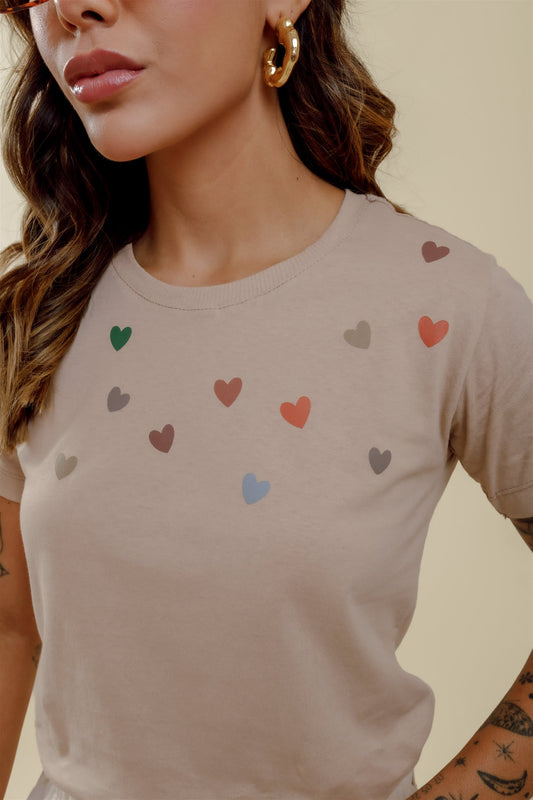 T-Shirt - Corações Coloridos na Gola - Bege Claro
