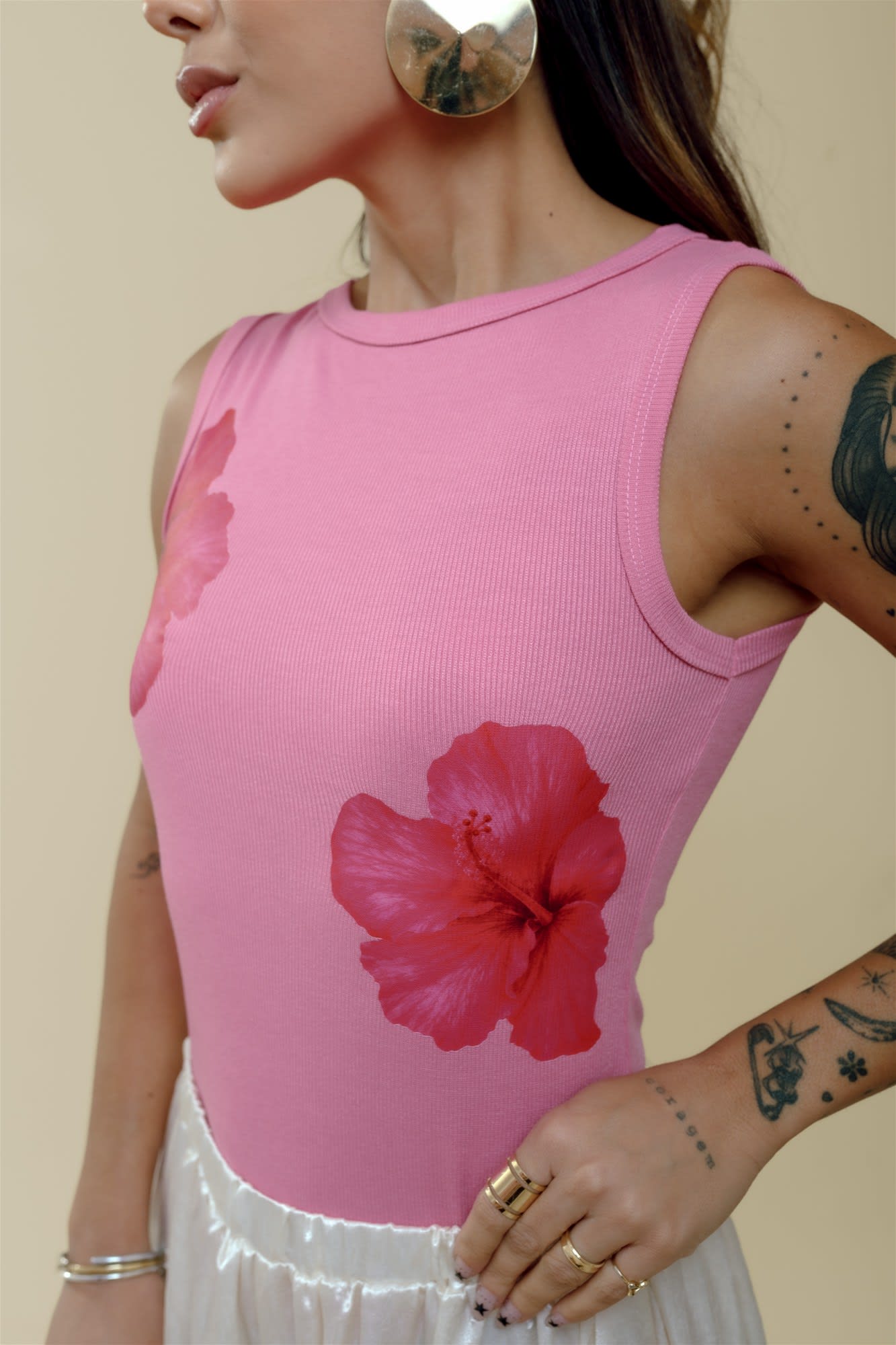 Regata de gola canoa - Flores - Rosa Chiclete