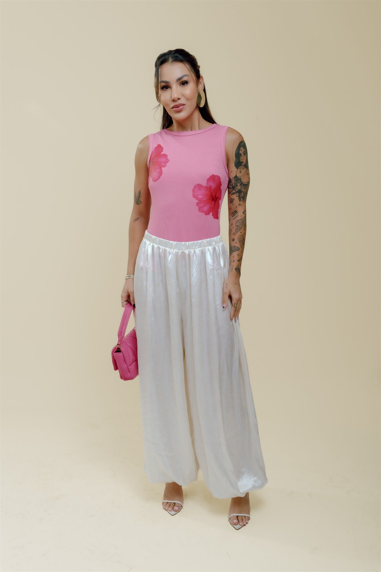 Regata de gola canoa - Flores - Rosa Chiclete