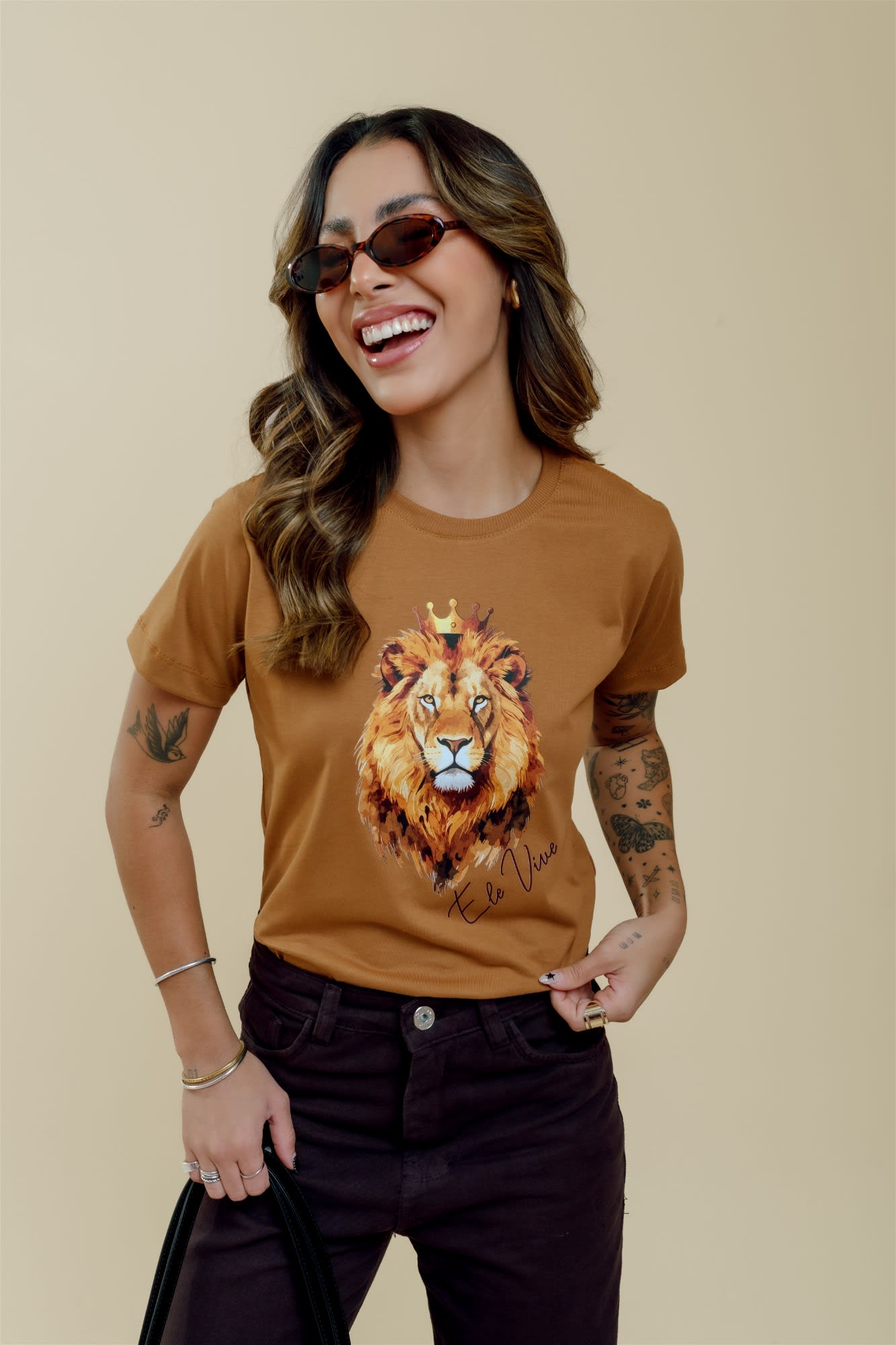 T-Shirt - Leão Ele vive - Marrom