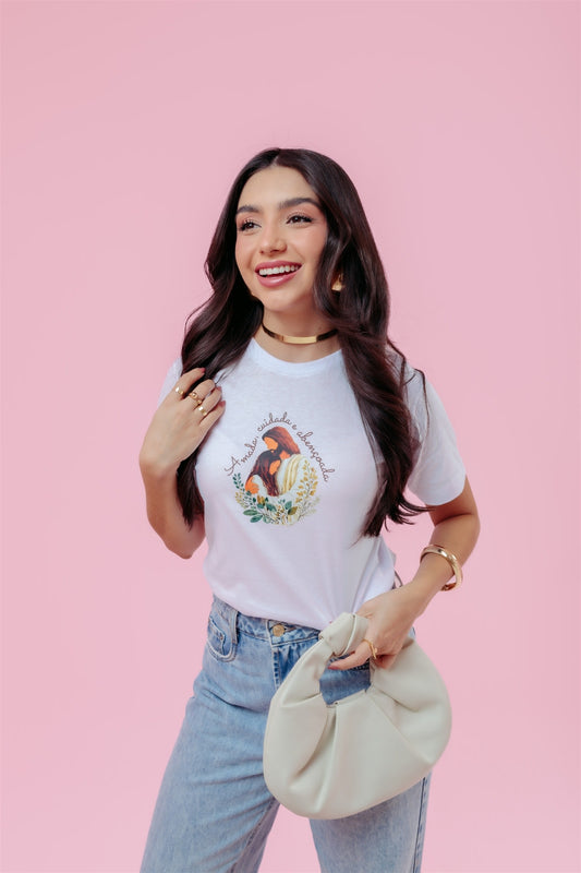 T-Shirt - Amada, cuidada e abençoada - Branco