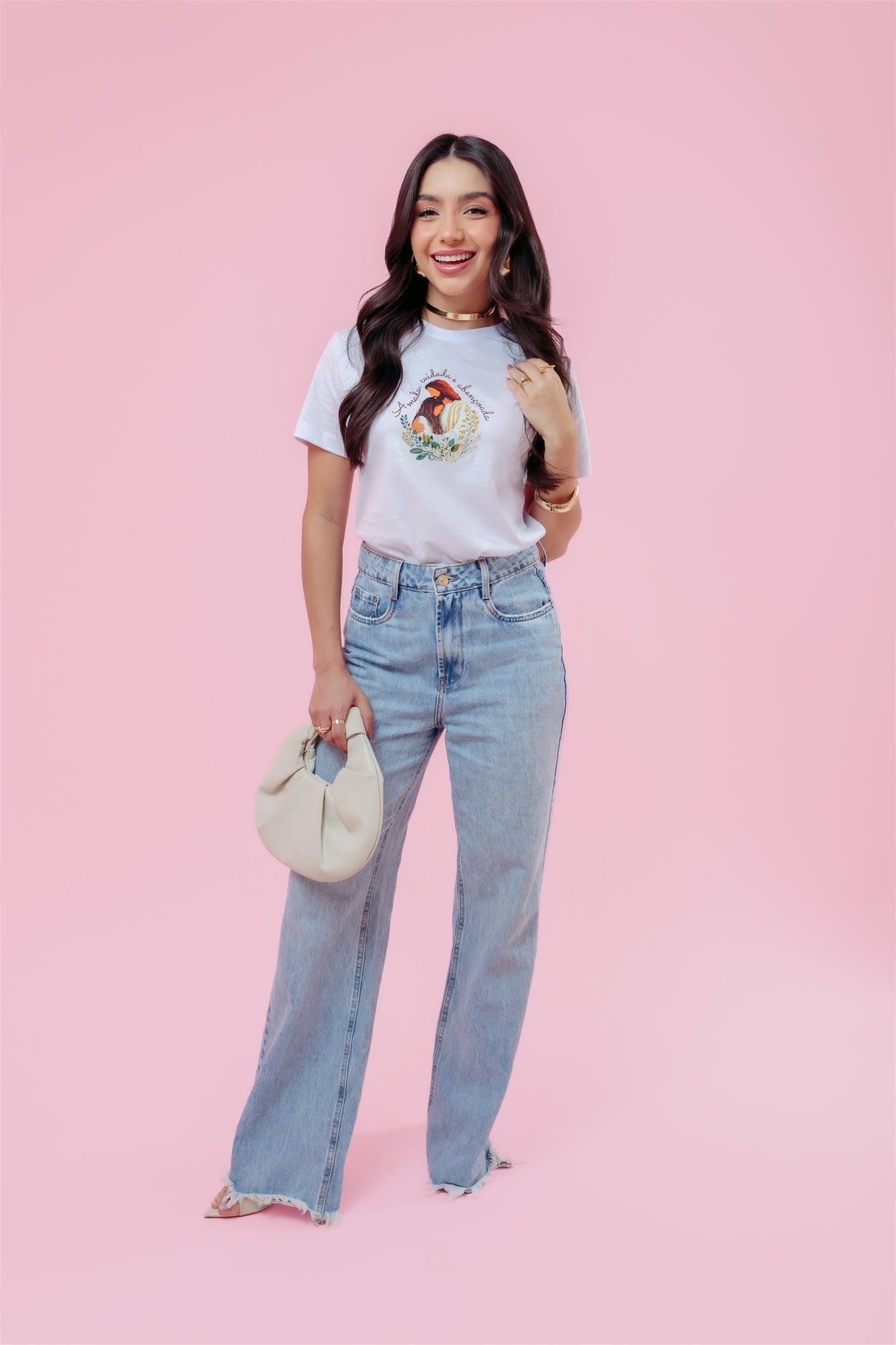 T-Shirt - Amada, cuidada e abençoada - Branco