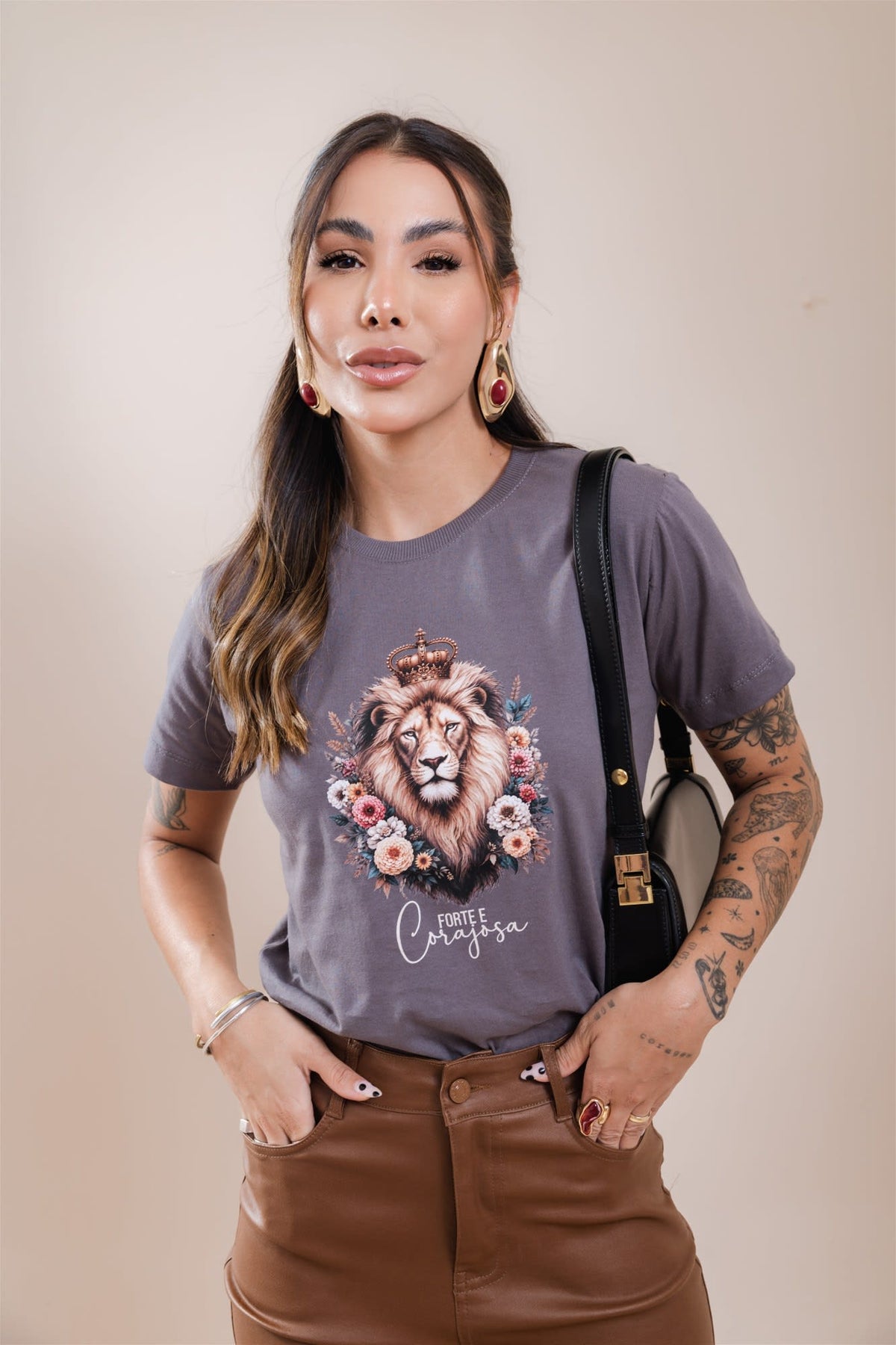 T-Shirt - Forte e Corajosa - Cinza Escuro