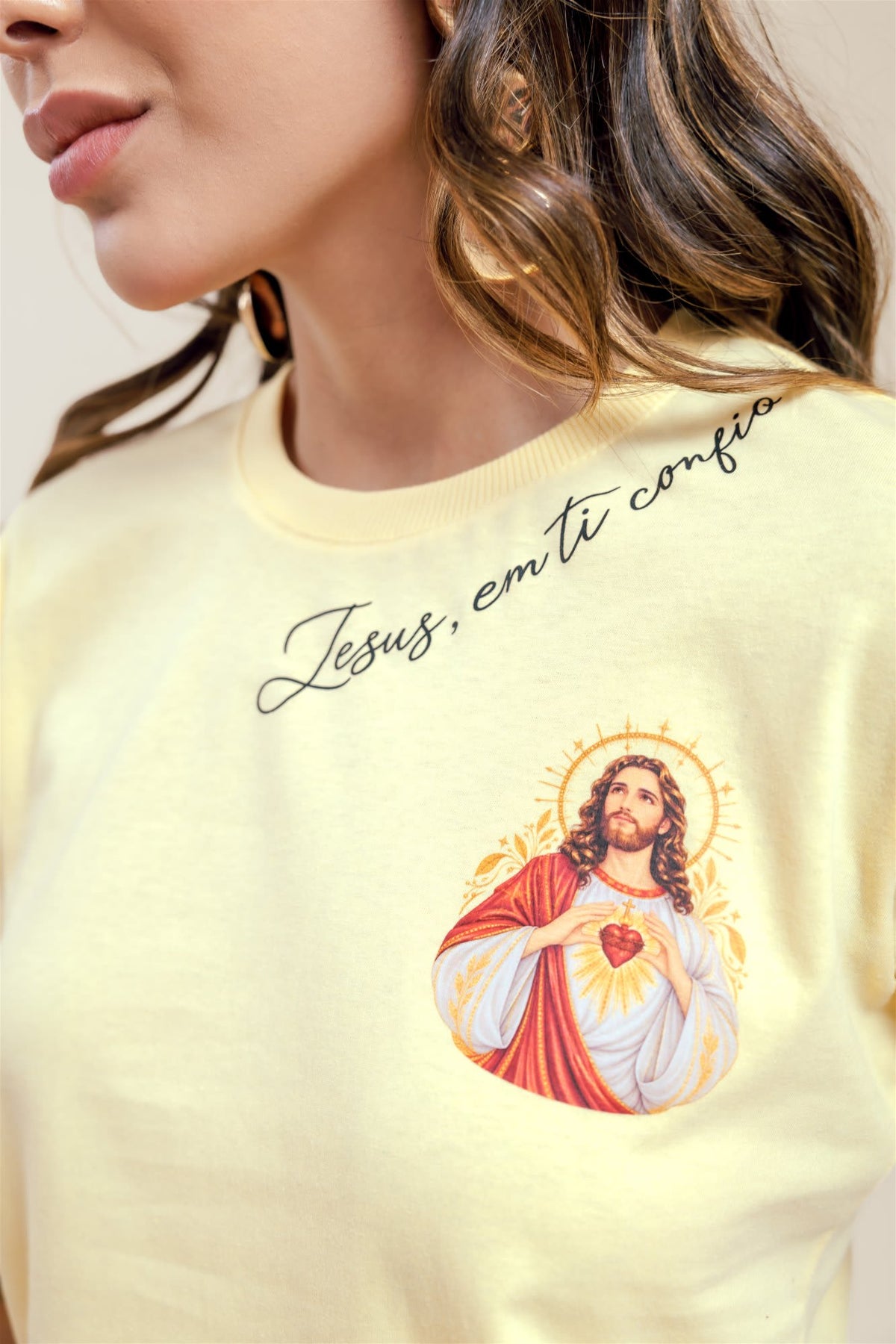 T-Shirt - Jesus, em ti confio - Amarelo bebê
