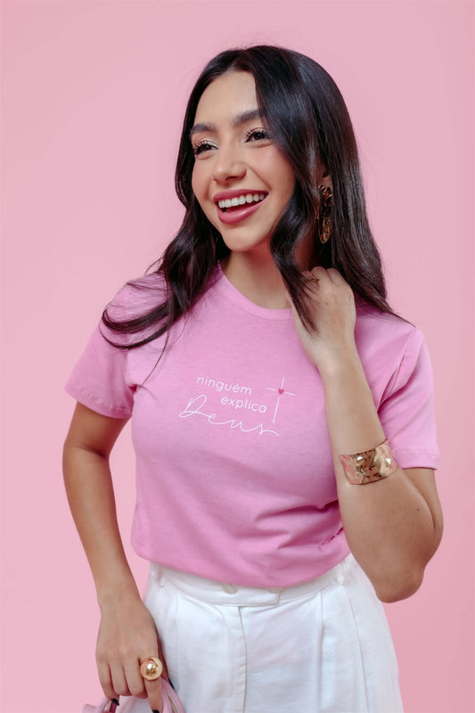 T-Shirt - Ninguém explica Deus - Rosa Chiclete