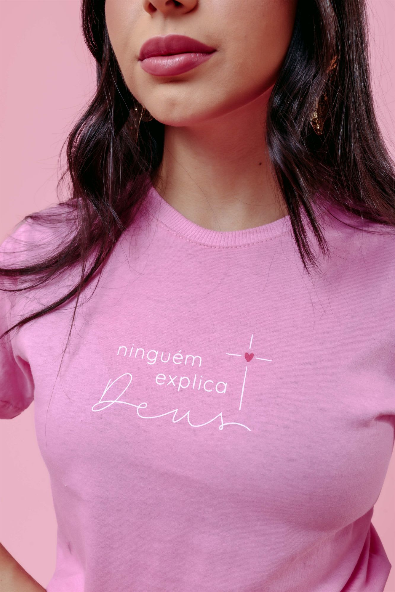T-Shirt - Ninguém explica Deus - Rosa Chiclete